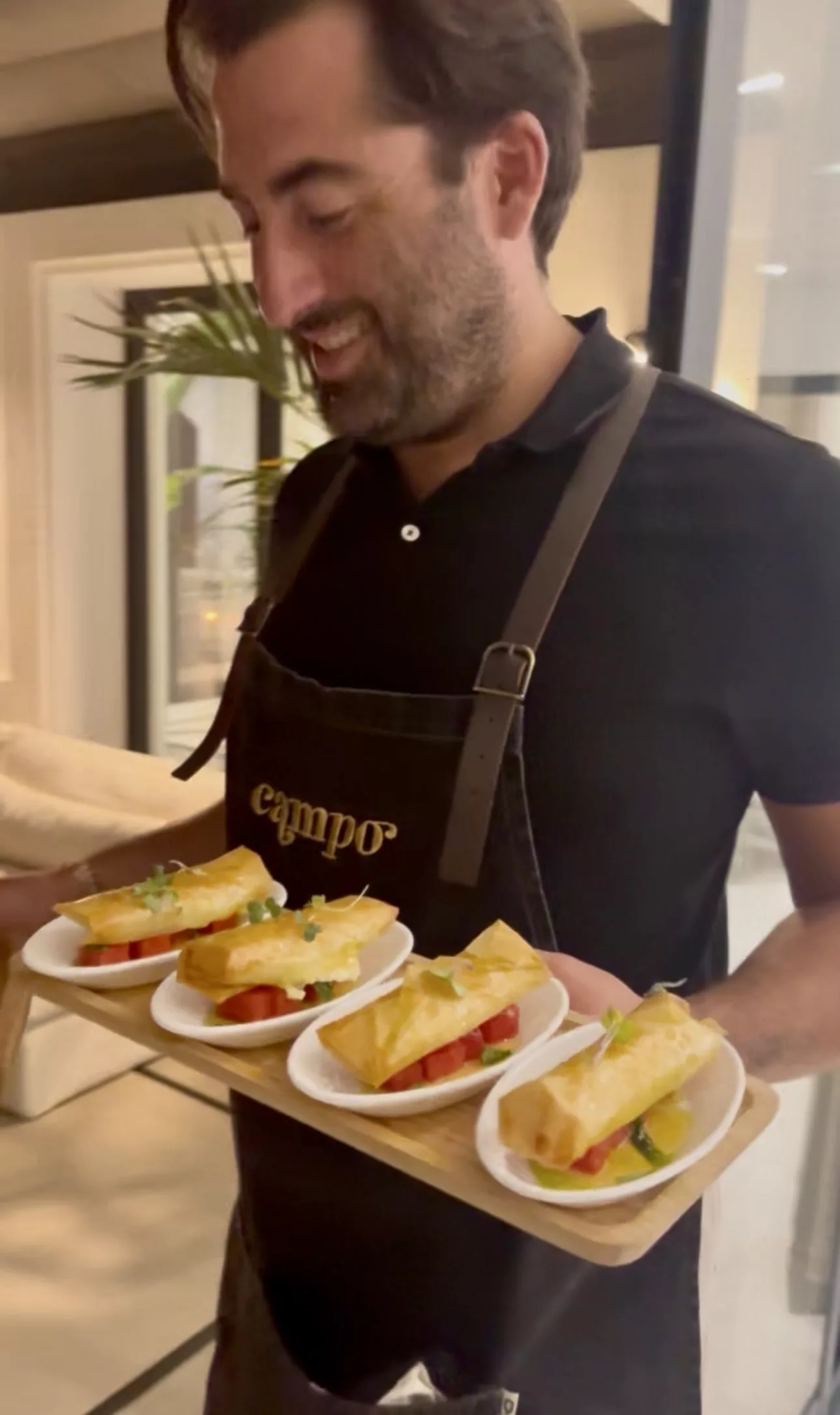 Campo chef serving red tuna canapés at a corporate cocktail event in Marbella